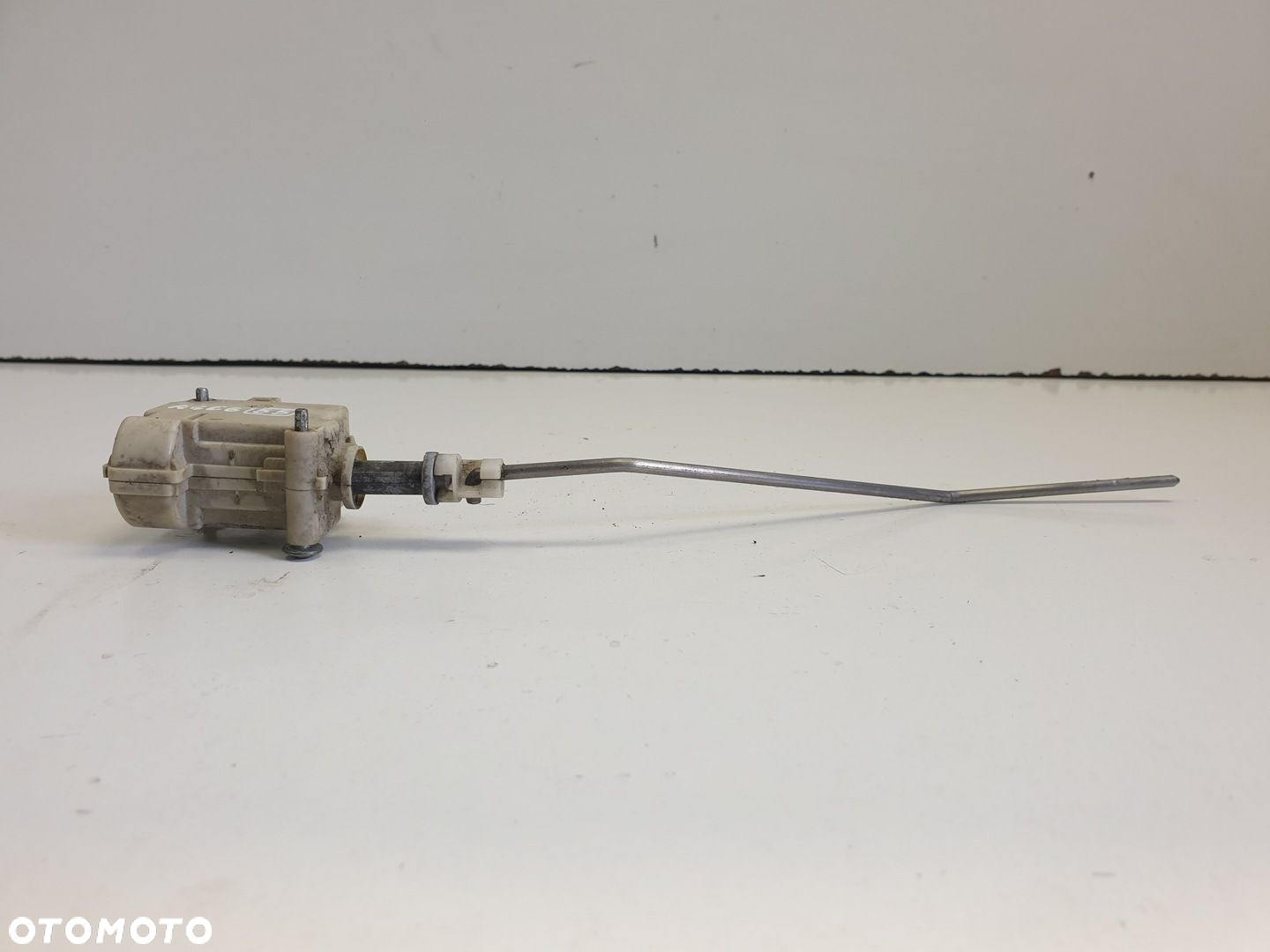 Audi A6 C6 SIŁOWNIK KLAPAKI WLEWU PALIWA 4F0862153 - 2