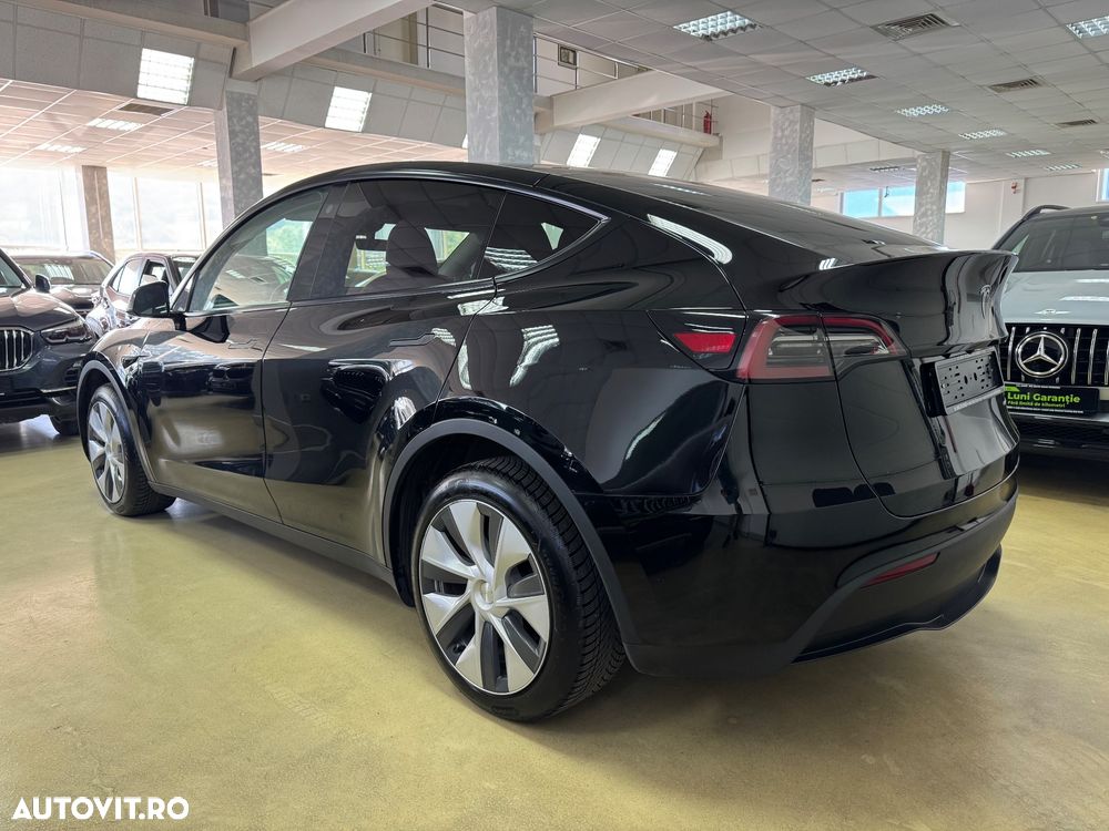 Tesla Model Y - 11