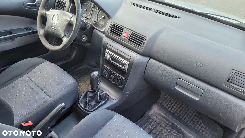 Skoda Octavia 1.6 Tour - 9