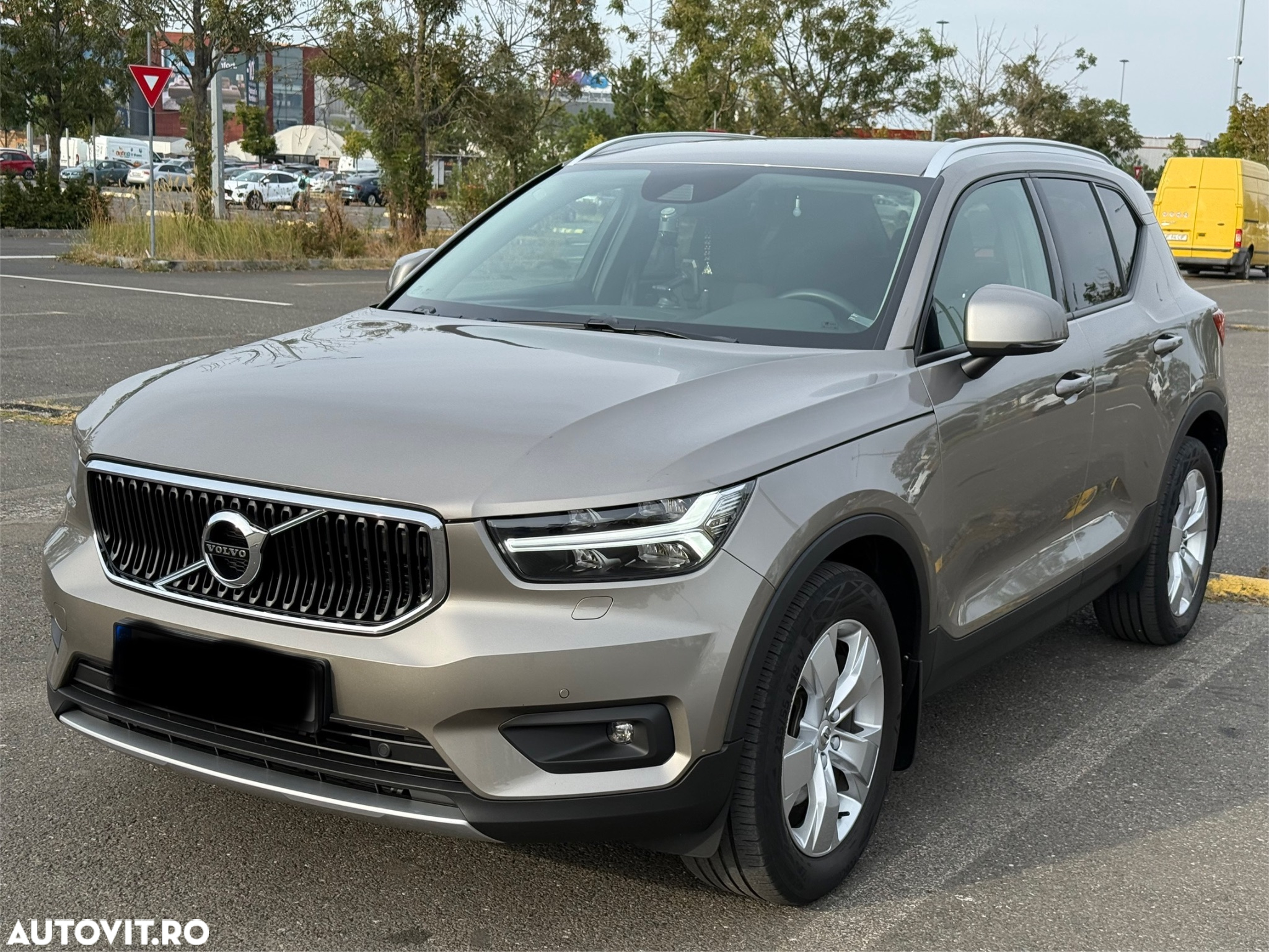 Volvo XC 40 B4 AT8 AWD Mild Hybrid Momentum Pro - 6