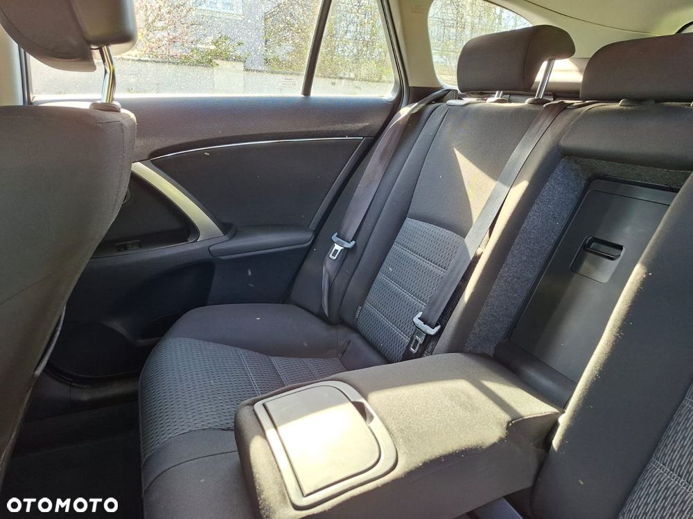 Toyota Avensis 2.0 Style - 30