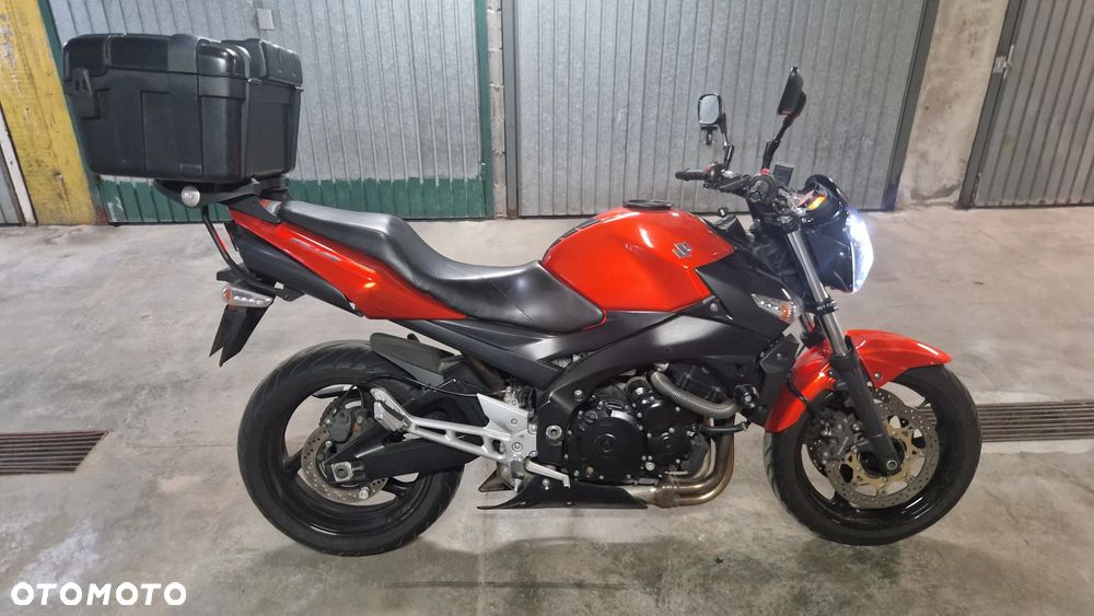 Suzuki GSR - 12