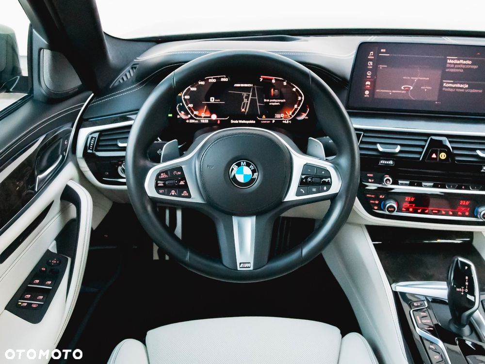 BMW Seria 5 M550i xDrive - 23