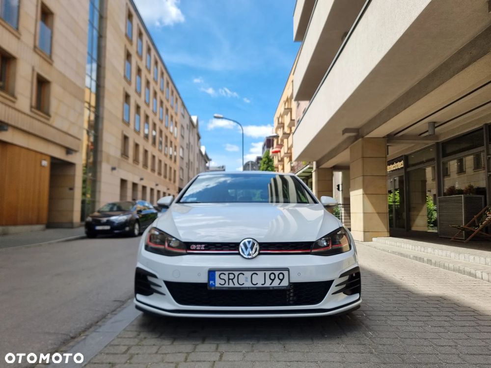 Volkswagen Golf - 1