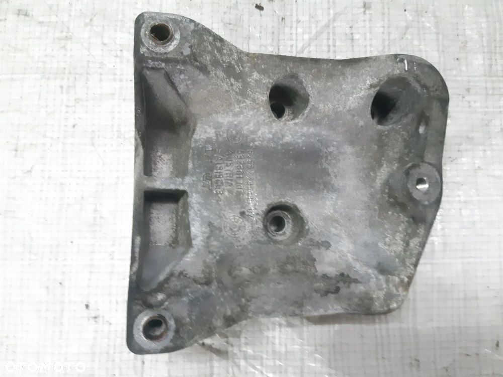 BMW E60 E61 520d ŁAPA SPRĘŻARKI KLIMY 7796395 - 1
