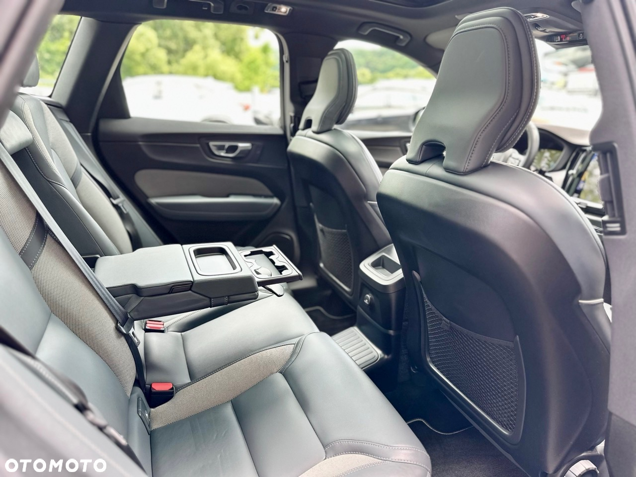 Volvo XC 60 T6 AWD Plug-In Hybrid R-Design - 30