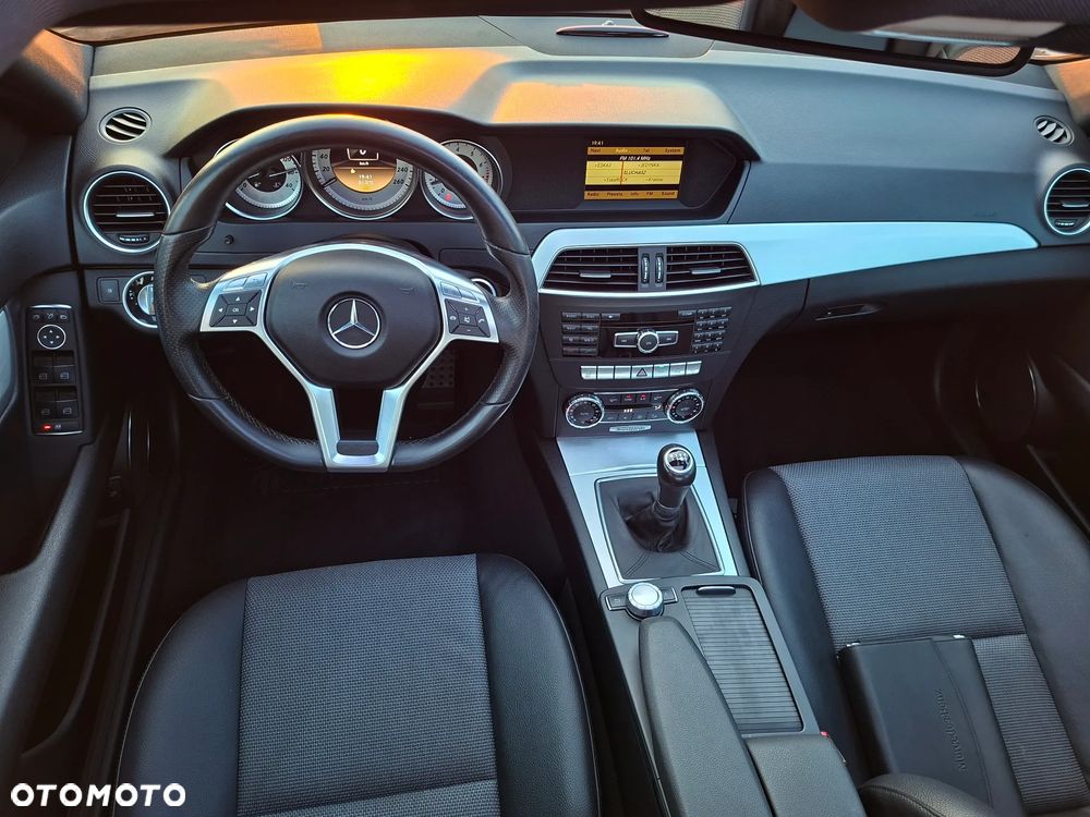 Mercedes-Benz Klasa C 200 CGI BlueEff Avantgarde - 26