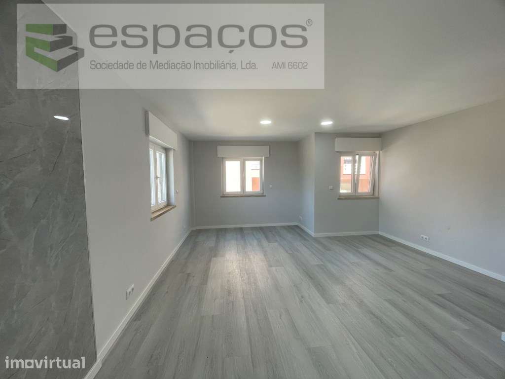 T2 totalmente remodelado em Corroios, Seixal - Grande imagem: 2/25