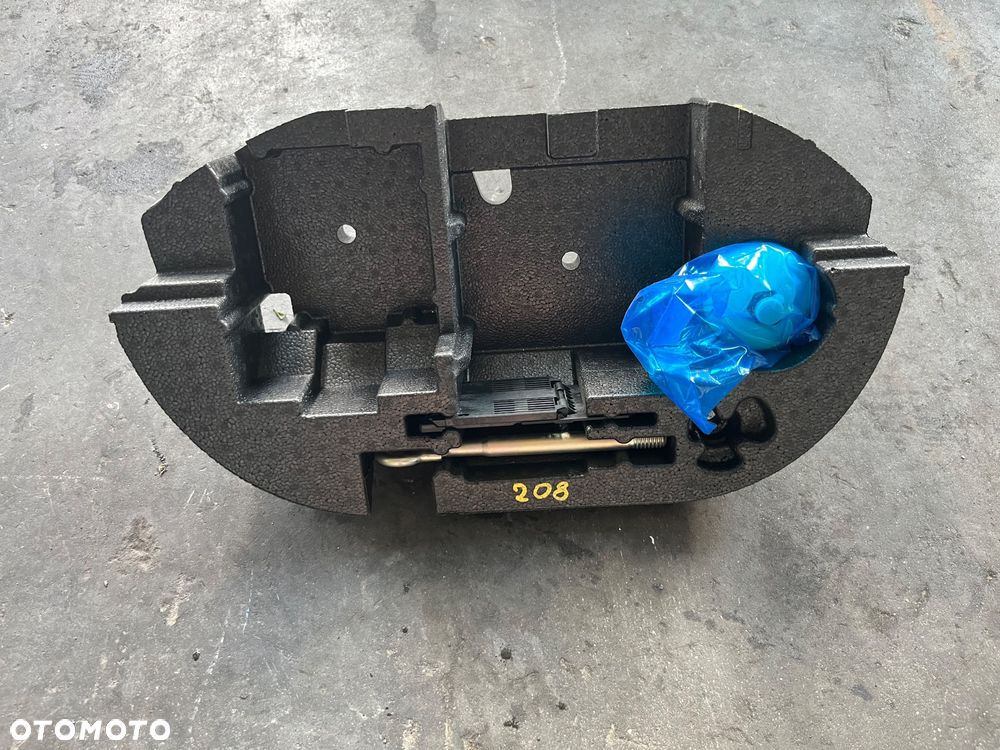 Zestaw klucz wkrętka styropian Peugeot 208 II ELEKTRYK - 1