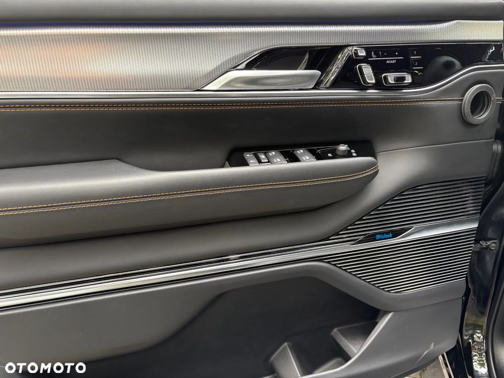 Jeep Grand Wagoneer - 13