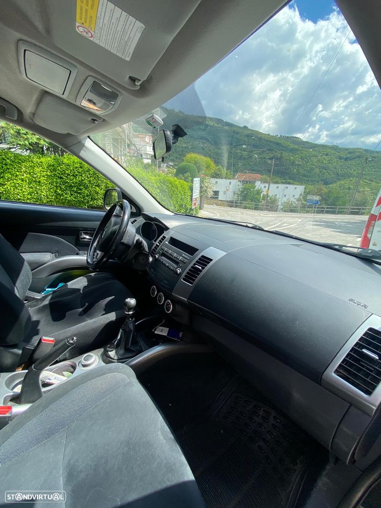 Mitsubishi Outlander 2.0 DI-D SW 4WD - 42