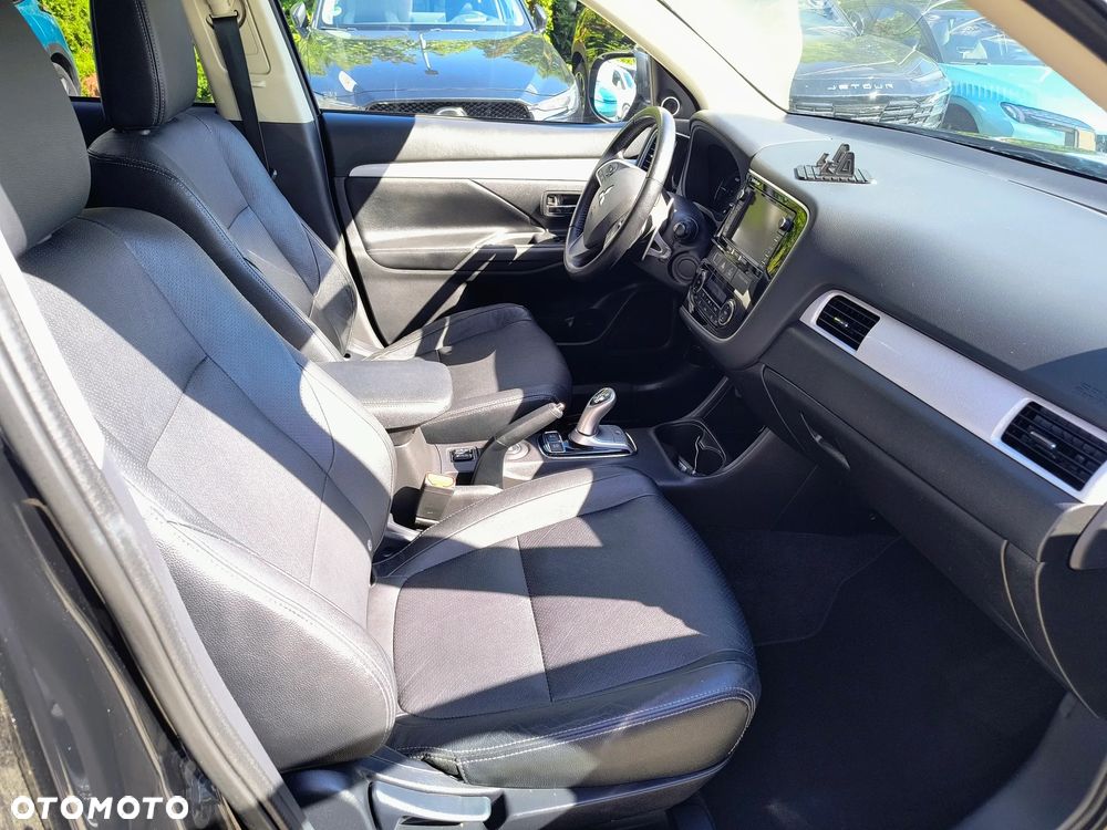 Mitsubishi Outlander Instyle NAVI + - 11