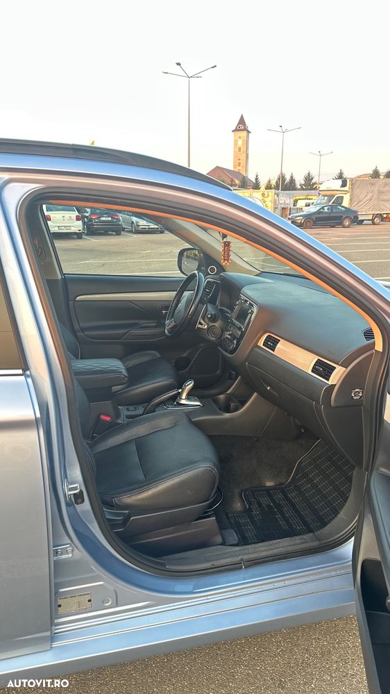 Mitsubishi Outlander - 10
