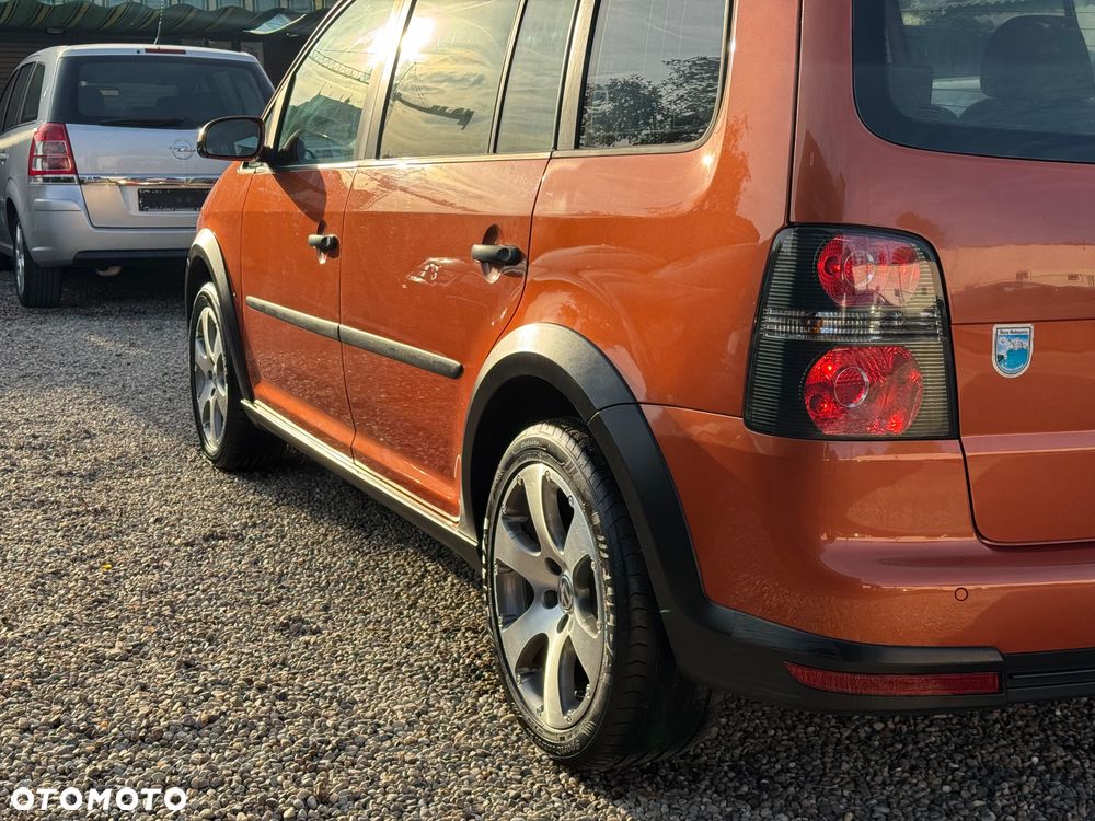 Volkswagen Touran - 11