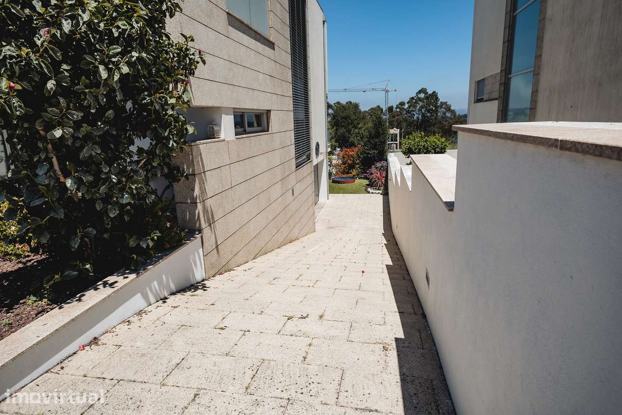 Moradia T3 +1 de 3 Frentes, com Jardim e Garagem - Grande imagem: 5/54