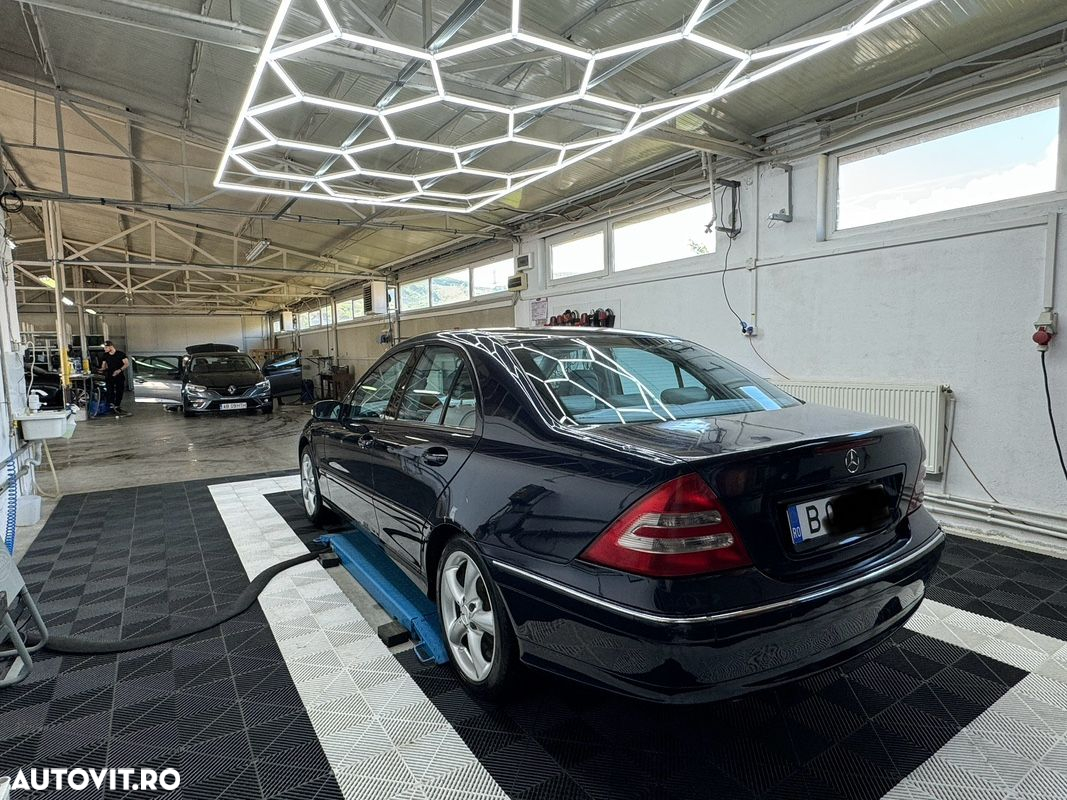 Mercedes-Benz C 240 4-Matic Aut Avantgarde - 12