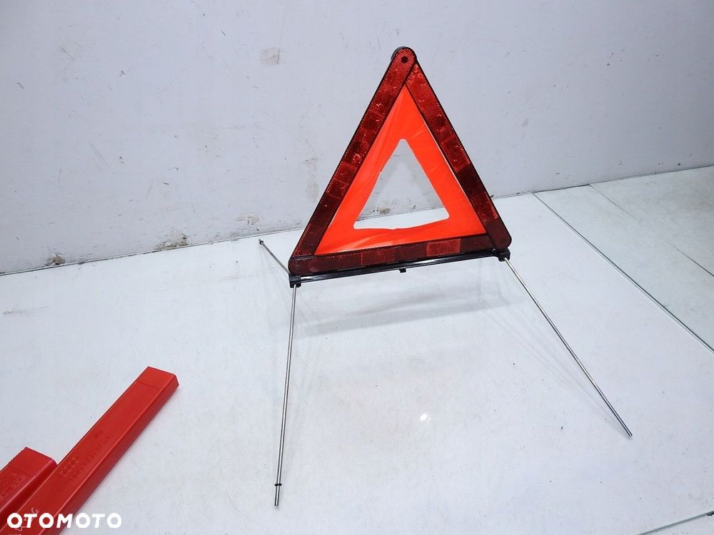 TRÓJKĄT OSTRZEGAWCZY AUDI A4 B6 8D9860251B - 2