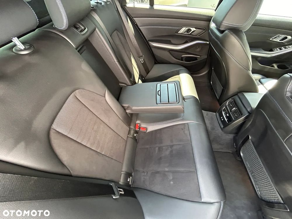 BMW Seria 3 320d xDrive MHEV M Sport sport - 22
