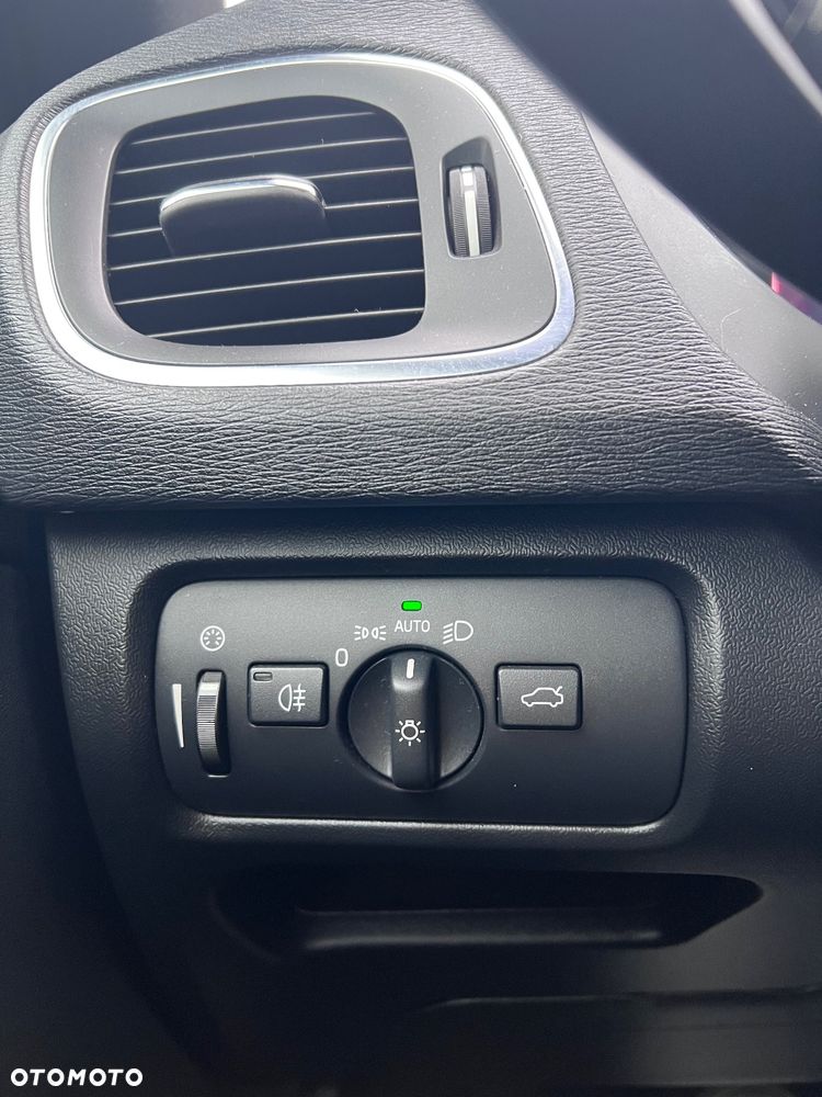 Volvo V40 D2 Drive-E R-Design Momentum - 19