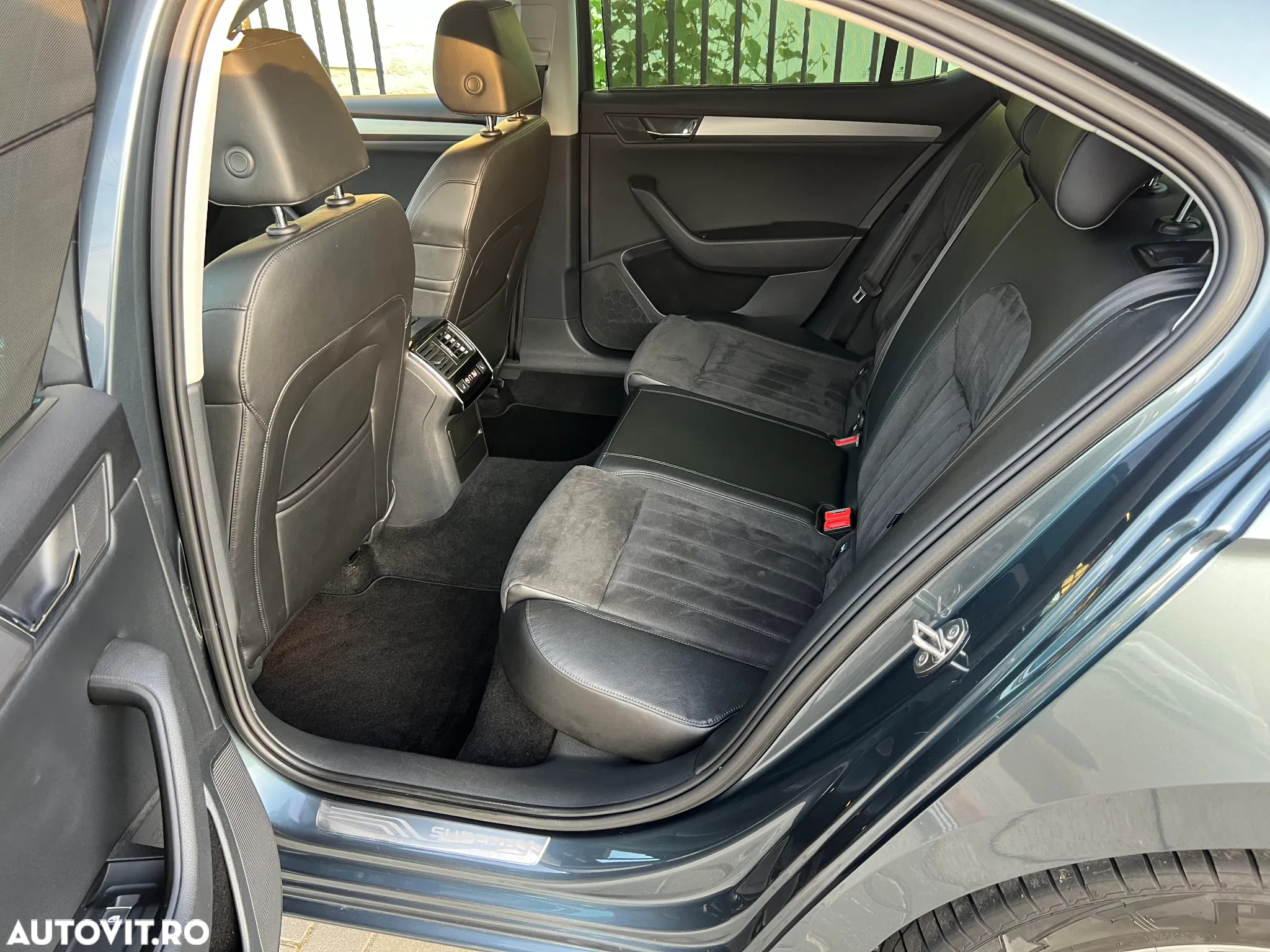 Skoda Superb 2.0 TDI DSG Premium Edition - 9