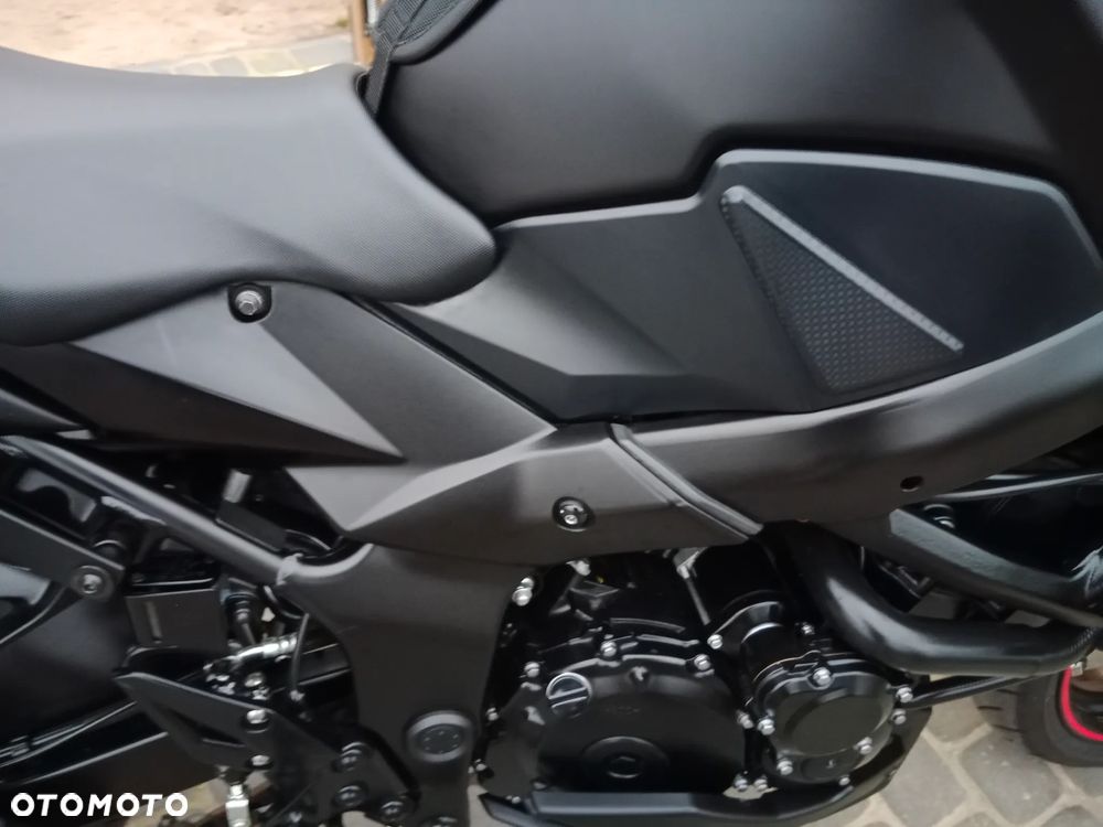 Suzuki GSR - 17