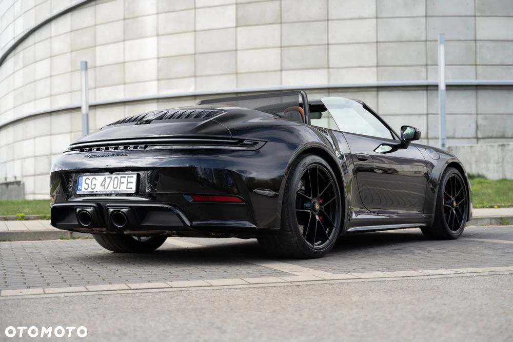 Porsche 911 Carrera 4 GTS - 13