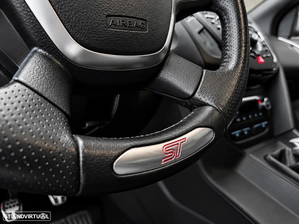 Ford Focus 2.0 EcoBoost ST c/ Pack Pele Desportiva - 27