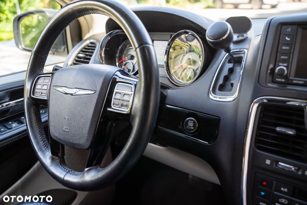 Chrysler Town & Country 3.6 Limited - 15