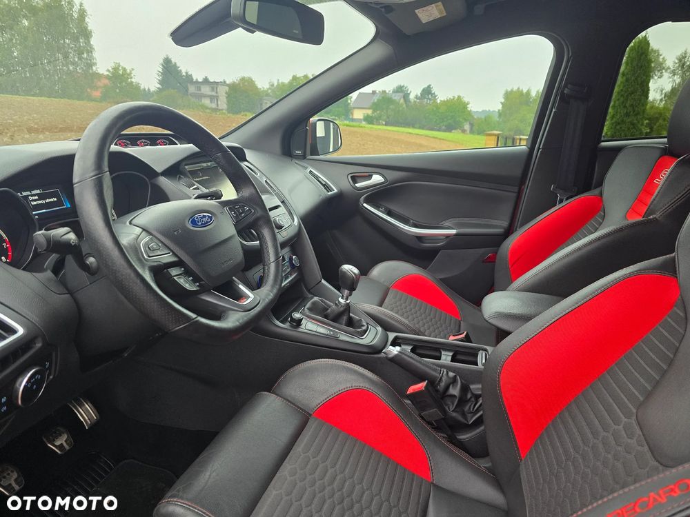 Ford Focus 2.0 EcoBoost ST mit Leder-Sport-Paket - 17