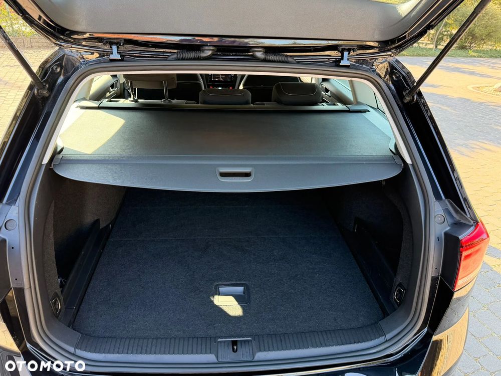 Volkswagen Passat Variant 2.0 TDI SCR DSG Elegance - 23