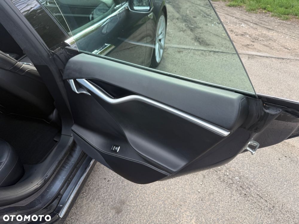 Tesla Model S - 12