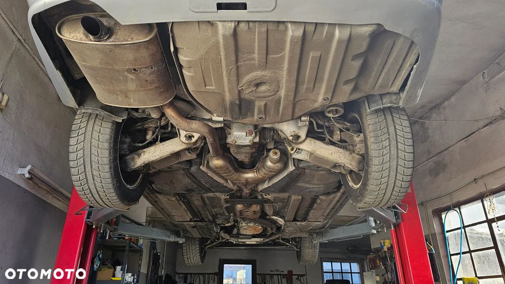 BMW Seria 5 523i - 32