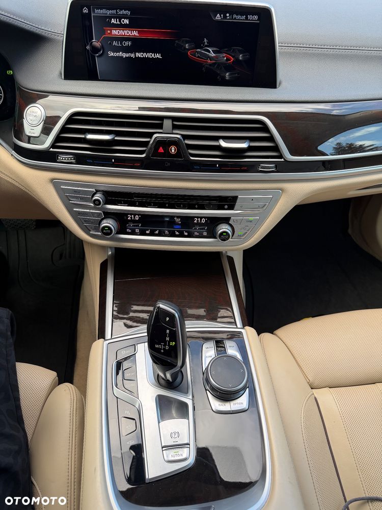 BMW Seria 7 750i xDrive - 32