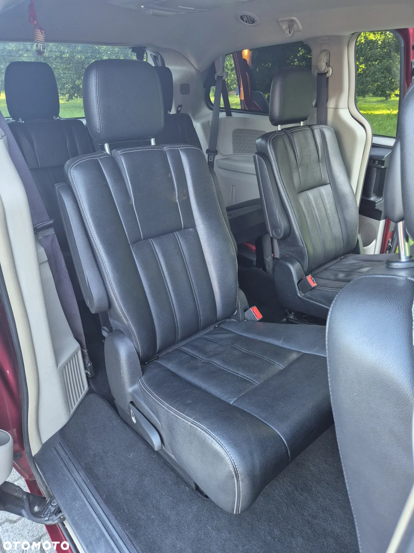 Chrysler Town & Country - 12