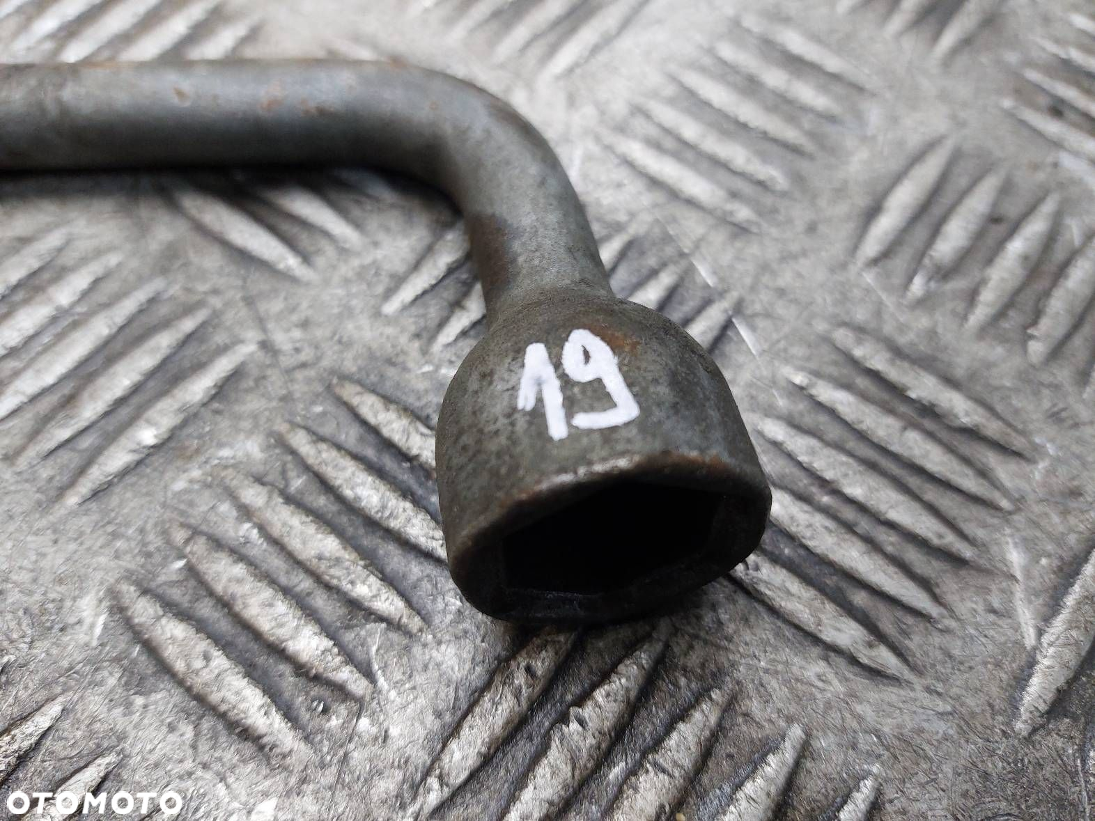 UCHO HOLOWNICZE + KLUCZ DO KÓŁ + TRÓJKĄT FORD FOCUS MK1 LIFT - 2