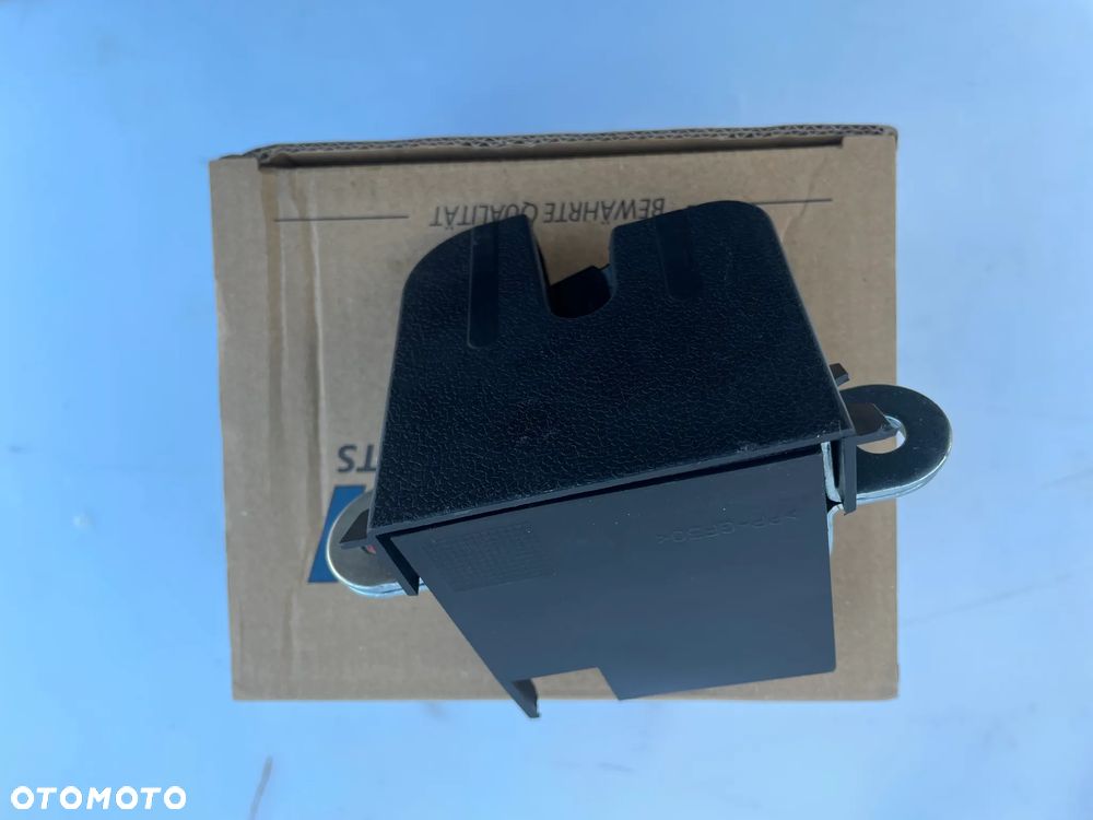 Zamek klapy tył bagażnika vw Golf V Passat B6 Touran I - 2