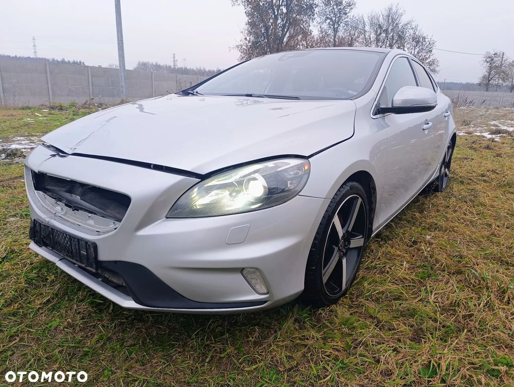 Volvo V40 T3 R Design - 1