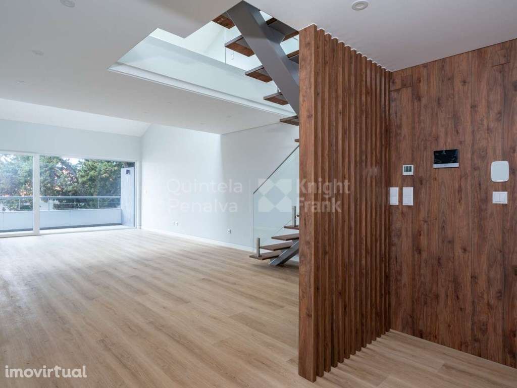 Apartamento T3+1 com duas varandas e estacionamento em Carcavelos - Grande imagem: 4/31