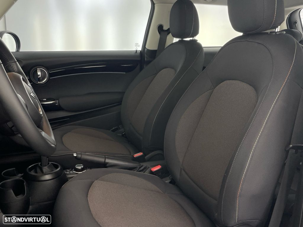 MINI 5 Portas Cooper Premium Essential Auto - 19