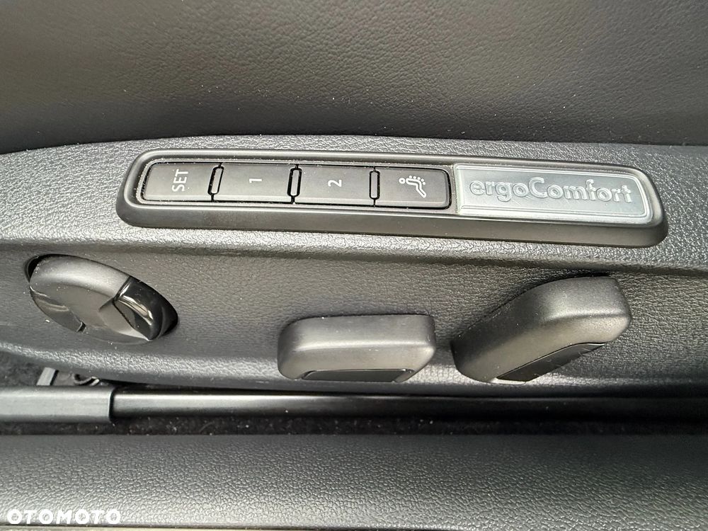 Volkswagen Passat Variant 2.0 TDI SCR DSG 4Motion Business - 23