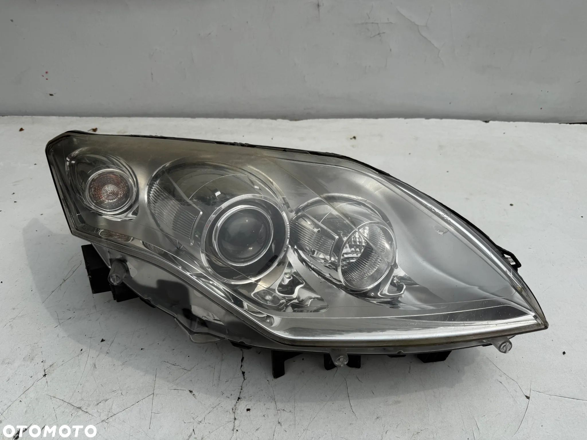 Lampa prawa przód przednia Renault Laguna III Xenon 260100040R - 1
