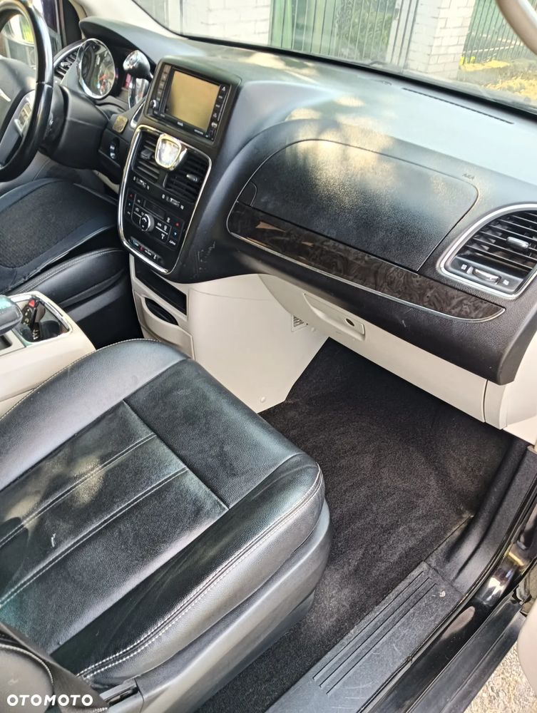 Chrysler Town & Country - 15