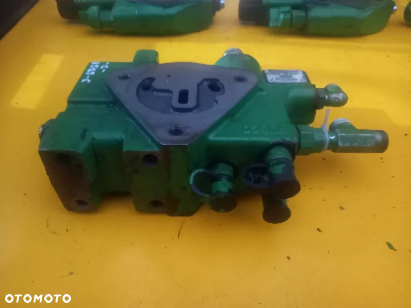 Blok zawór priorytetowy pierwszeństwa John Deere 6620 - 4
