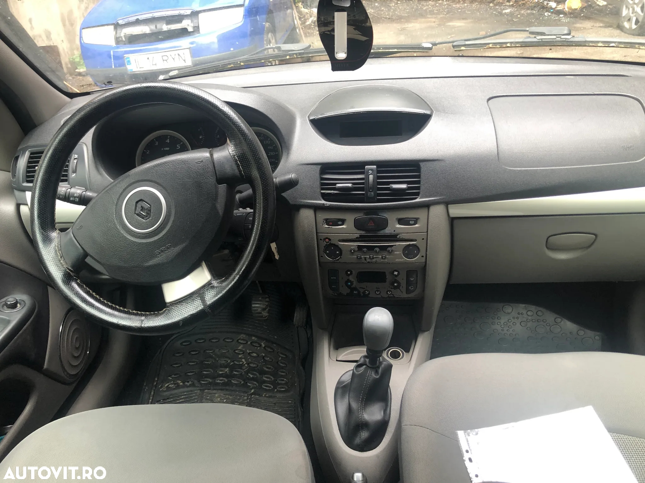Dezmembrez Renault Clio Thalia 2011 1.2 benzina - 6