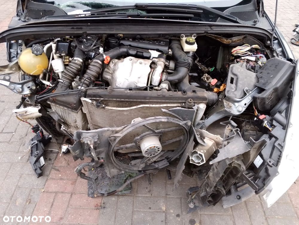 Peugeot 307 (05-09r.) 1.6 HDI 89KM. Silnik DV6TED4B Skrzynia 20DM75 lakier EZW/EZWD. Cały na części. GWARANCJA !!!  Przód Tył Zestaw Komplet Drzwi Klapa Zderzak Błotnik Maska Grill Atrapa Szyba Pas Lampa Lusterko Boczki Fotel Kanapa Kokpit Deska Rozdzielcza Przełącznik Włącznik Sterownik Przewody Wiązka Instalacja Moduł Komputer Czujnik Listwa Pompa Alternator Wtryski Głowica Rozrusznik Kompresor Sprzęgło Dwumas Silnik Skrzynia ABS Klimatyzacji Paliwa Wspomagania Kolektor Turbina Przepustnica Zawór Chłodnica Koło Hak Belka Sanki Zawieszenie Mcpherson Półoś Amortyzator Wydech Tłumik Zacisk Most - 10