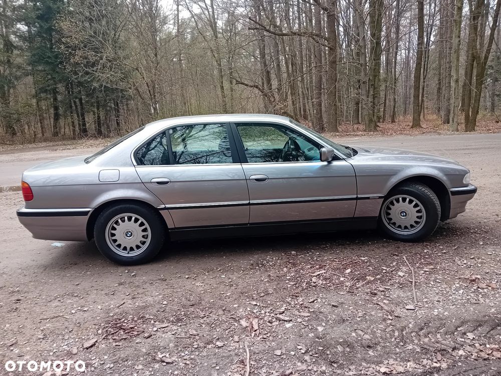 BMW Seria 7 740i V8 - 4