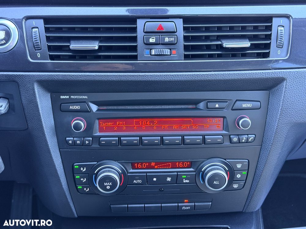 BMW Seria 3 320d DPF Touring Blue Performance Edition Sport - 23