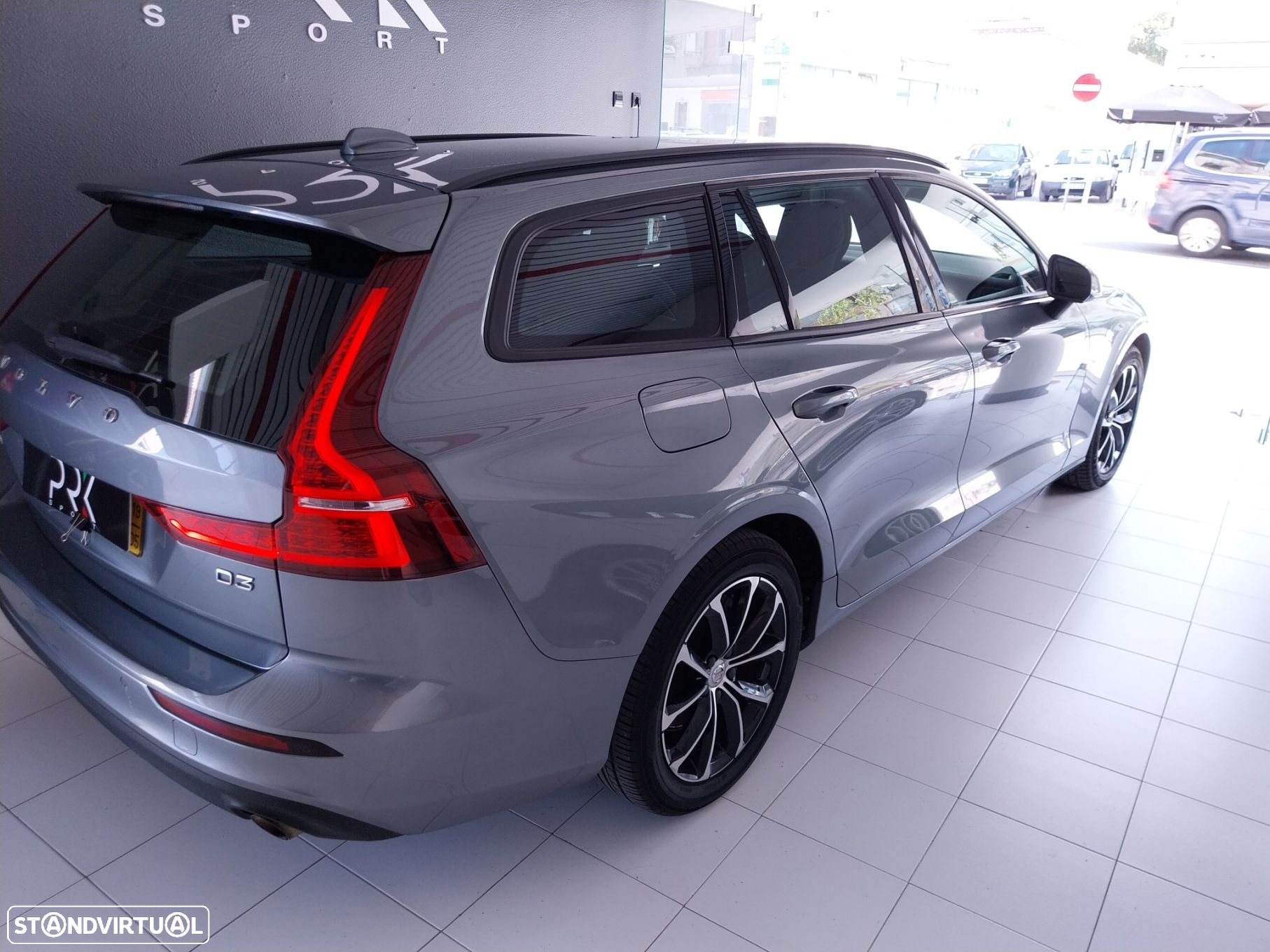Volvo V60 2.0 D3 Momentum - 4