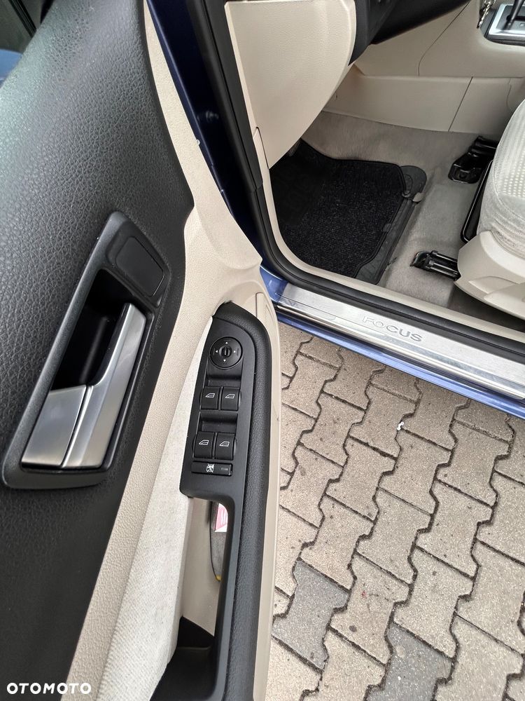 Ford Focus 2.0 Ghia - 11