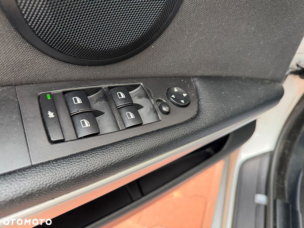 BMW Seria 3 318i - 23